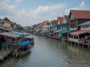 Amphawa thailand : un week-end pittoresque entre marchés flottants et maisons sur pilotis